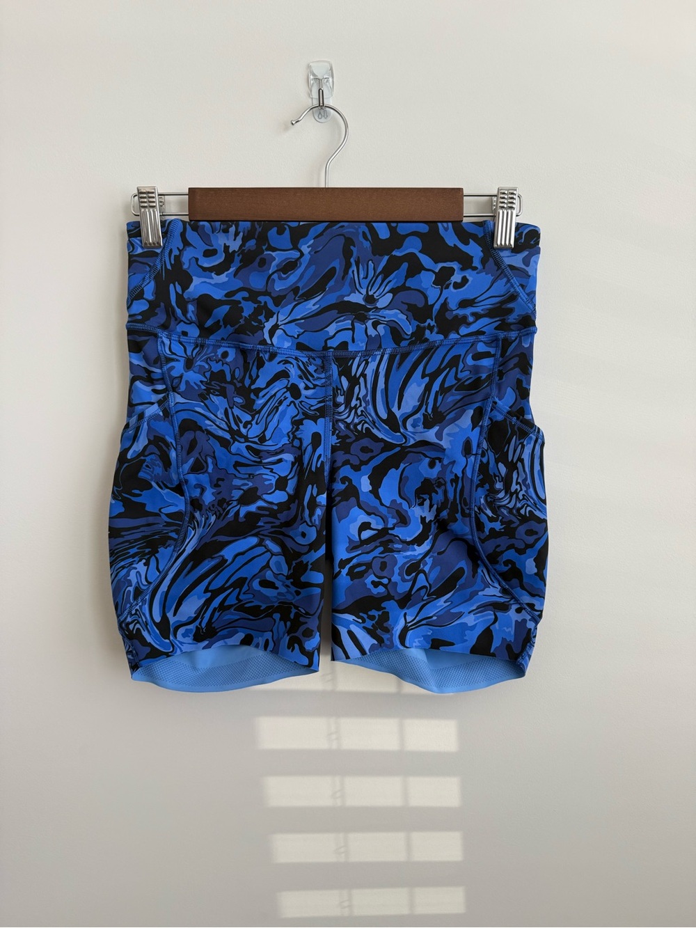 Lululemon Fast and Free High Rise Short 6” Size 8 Blue Floral